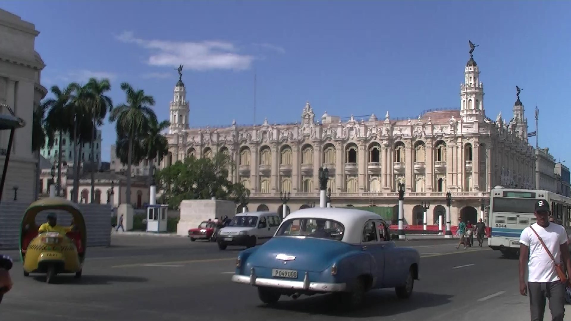 Ulica Hawany i widok na budynek teatru Ulica Hawany i widok na budynek teatru