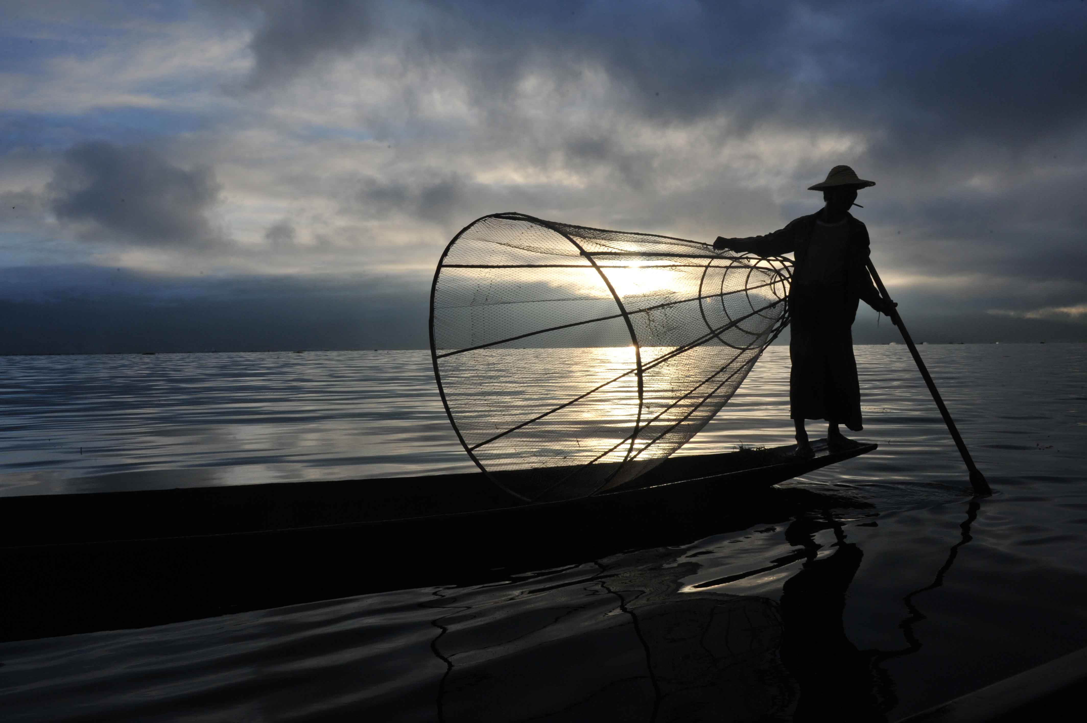 Rybak na jeziorze Inle w Myanmarze Rybak na jeziorze Inle w Myanmarze
