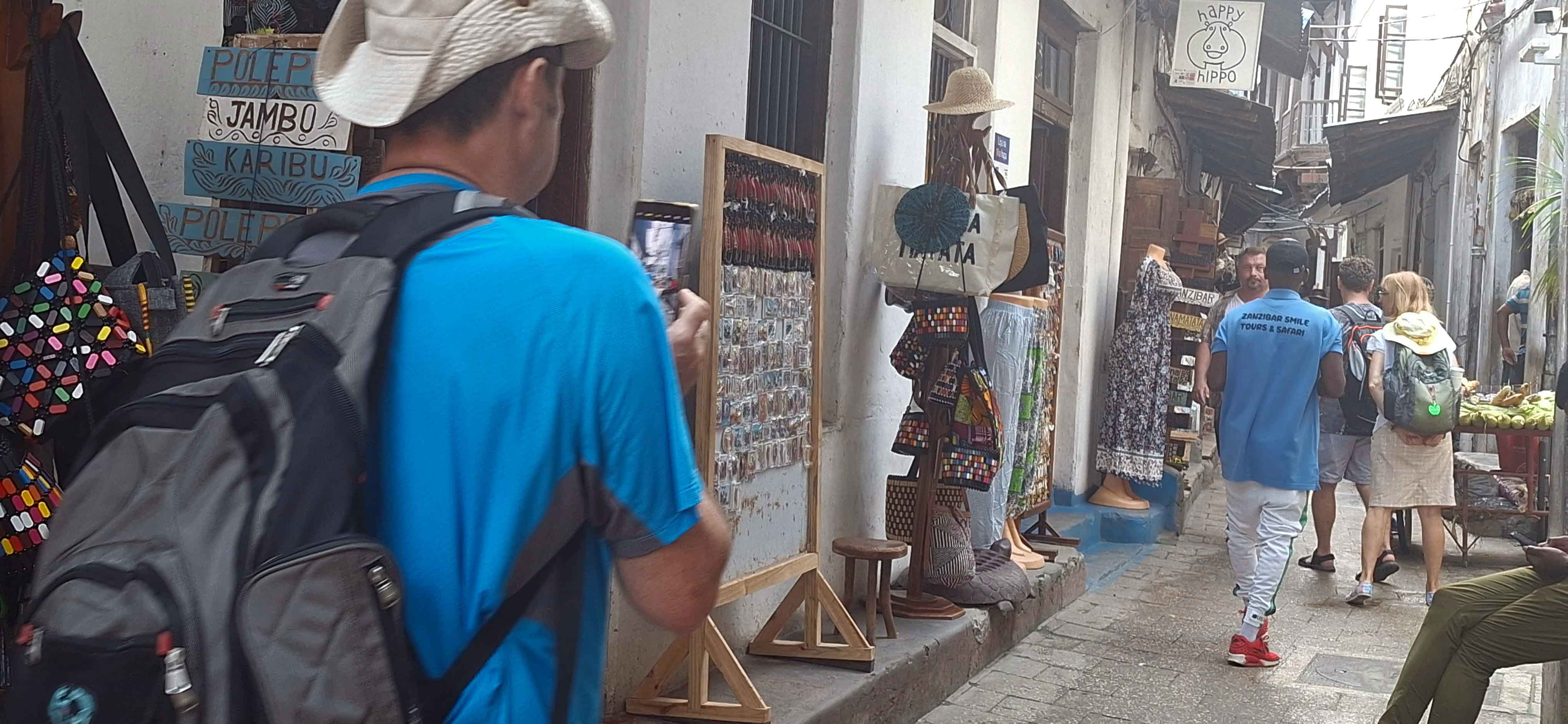 Odwiedzanie sklepów z pamiątkami w Stone Town to rytuał turystów Odwiedzanie sklepów z pamiątkami w Stone Town to rytuał turystów