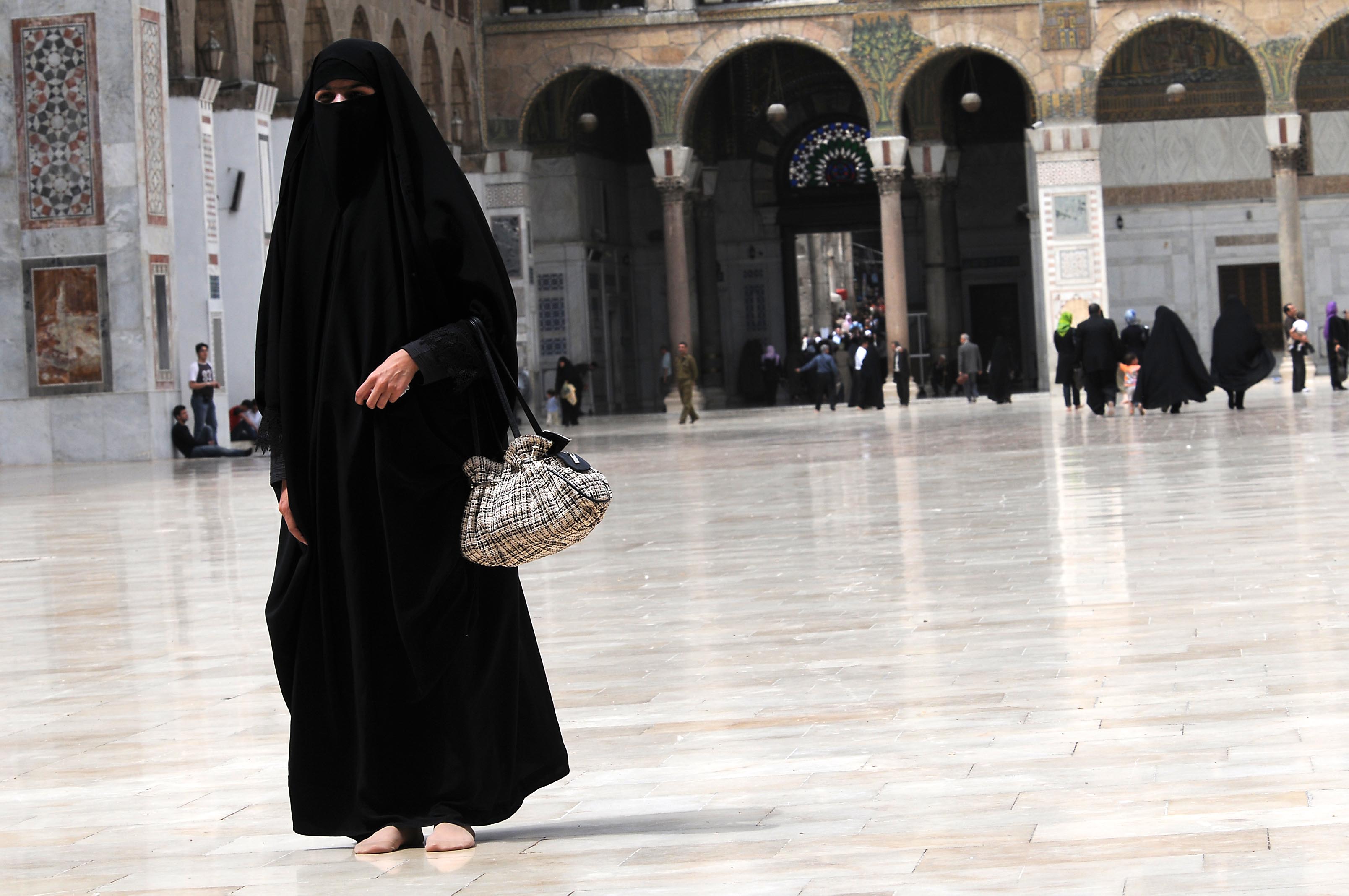 Meczet Umajjadów w Damaszku, Syria przed wojną Kobieta w czarnej burce na dziedzińcu Meczetu Umajjadów w Damaszku