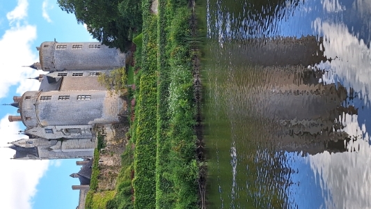 Zamek Montreuil-Bellay nad brzegiem rzeki Thouet Zamek Montreuil-Bellay nad brzegiem rzeki Thouet
