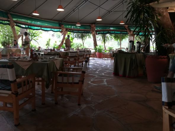 Obiad w restauracji w Kibo Safari Camp, Amboseli w Kenii Obiad w restauracji w Kibo Safari Camp, Amboseli w Kenii