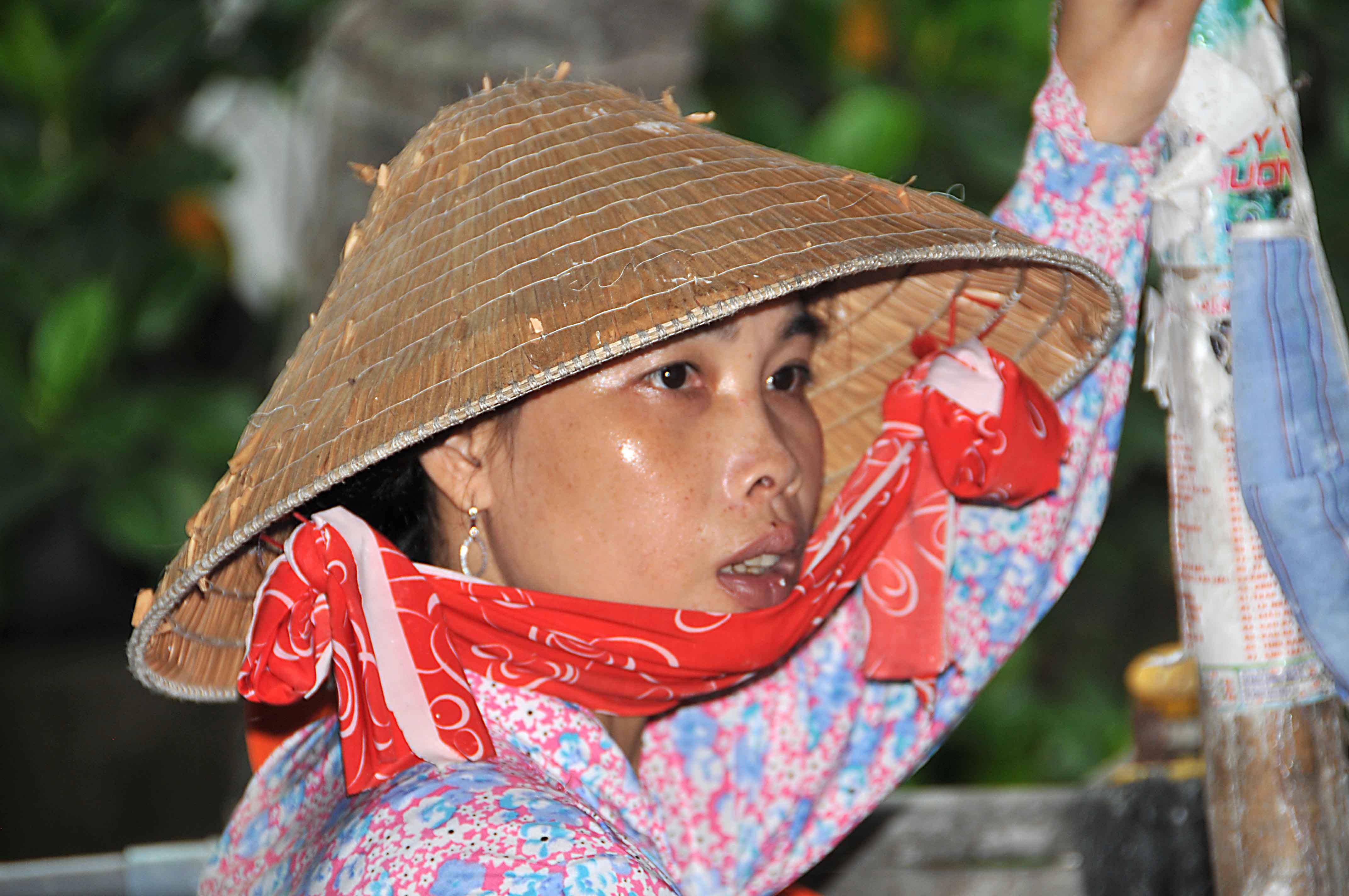 Wietnamka w tradycyjnym kapeluszu nad Mekongiem Wietnamka w tradycyjnym kapeluszu