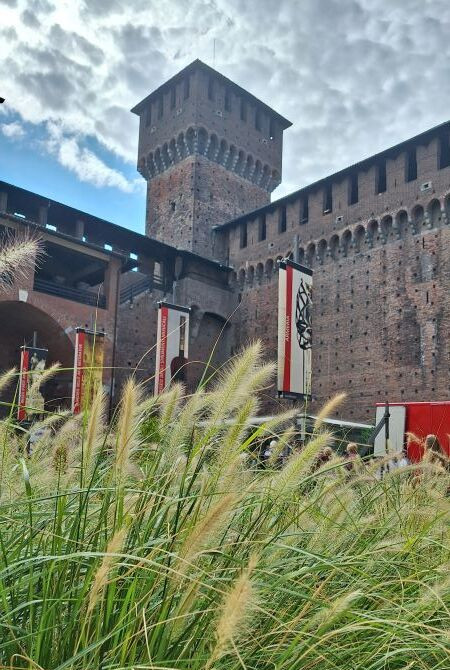 Jedna z wież Zamku Sforzów w Mediolanie Jedna z wież Zamku Sforzów w Mediolanie